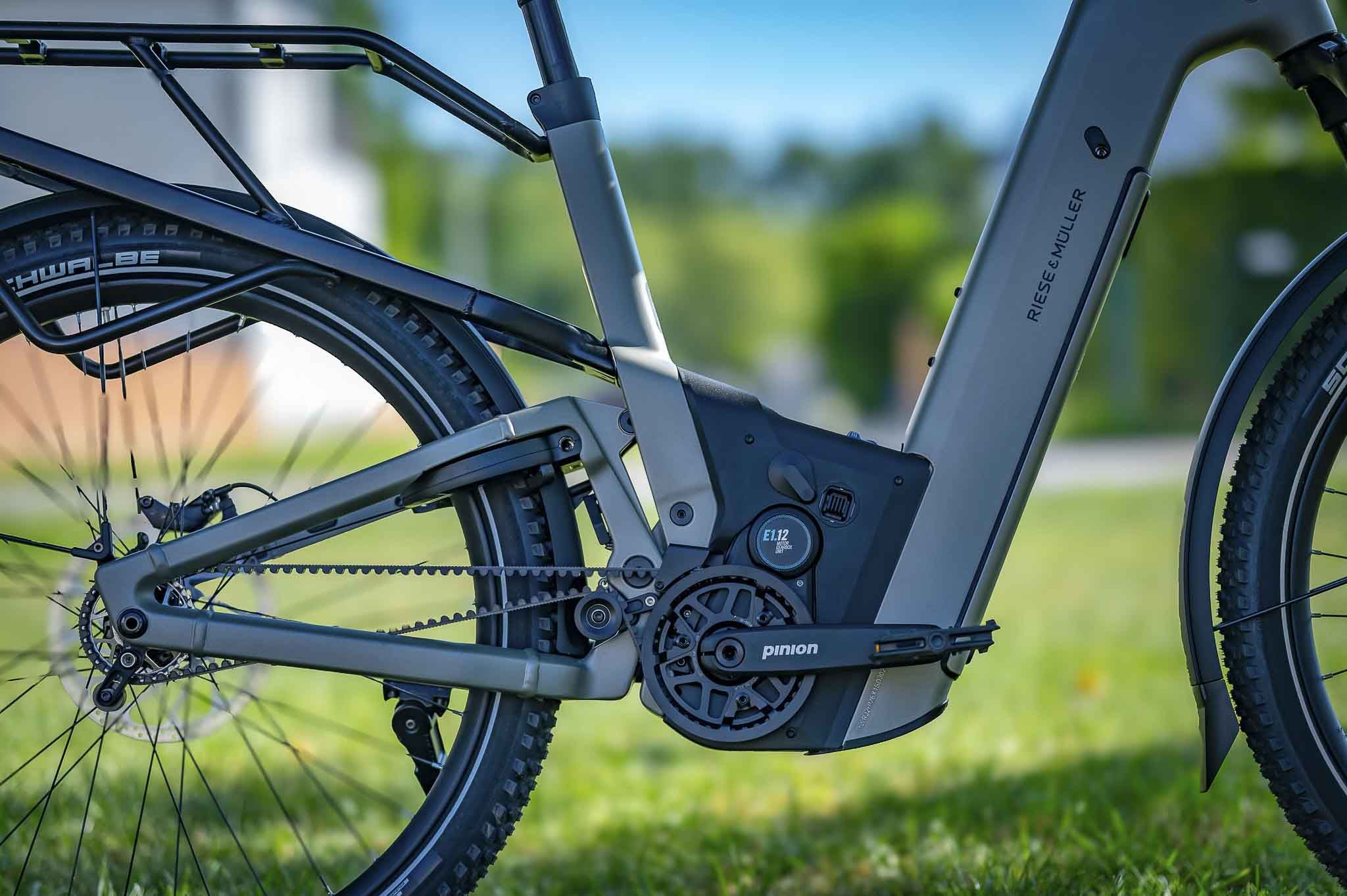 Homage5 von Riese und Müller 2 Die Pinion MGU (Motor Gearbox Unit) ist ein integrierter, 85 Nm starker Elektromotor und eine High-End 12-Gangschaltung vereint in einer kompakten Box.