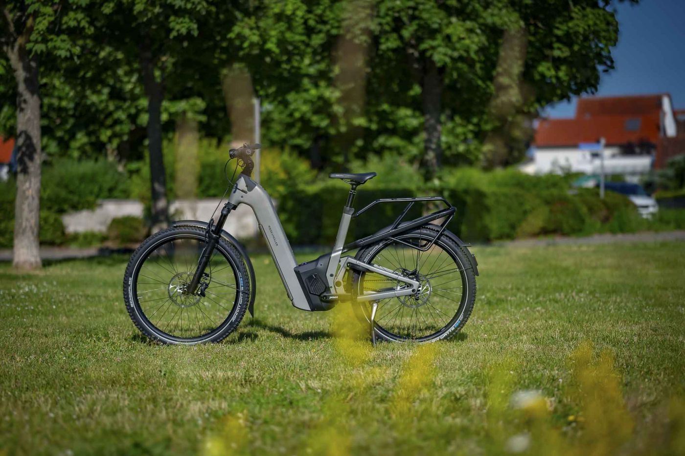 Das Homage. Vollgefederte und komfortable Hingucker – das sind die Homage Modelle. Dafür sorgen der tiefe Durchstieg, die absenkbare Sattelstütze und die Riese & Müller Control Technology mit Vorderrad-Federung, Hinterradschwinge und mitgefedertem Gepäckträger.